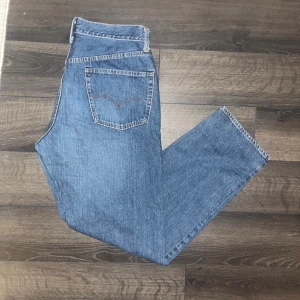 Replay Straight jeans  - Klassiska replay jeans i blå denim med rak passform. Byxorna har fem fickor, knappgylf och tydliga sömmar. Perfekta för dig som gillar tidlös stil och vill ha ett par jeans som funkar till allt.  Längd 113cm, midja 44cm. JAG SKICKAR INGA FLER BILDER NÄR JAG BÄR JEANSEN:) 14