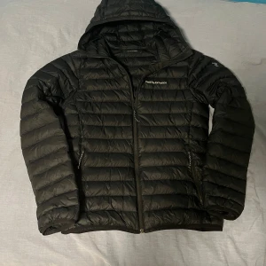 Peak performance jacka - En nice jacka som sitter slimfit. Storlek S. Köptes för 2400 helt ny. I använt skick men fortfarande en härlig jacka. Enda negativa är att det har gått hål på jackan, men det är fixat (se bild 5). Bra jacka för priset.