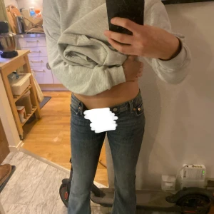 Lågmidjade jeans - Blå jeans från Weekday köpte fel storlek och kan inte lämna tillbaka, de är supersnygga och sköna, skriv vid funderingar och priset är inte fast så skicka prisförslag!💞