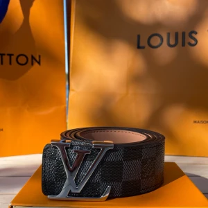 Svart Bälte Rutigt - Säljer ett svart bälte med ett snyggt svart rutigt mönster och ett silvrigt snyggt spänne. Bältet har en längd på 105 cm (storlek 42) och är Inte använt en enda gång, tveka inte att fråga! 💯👌