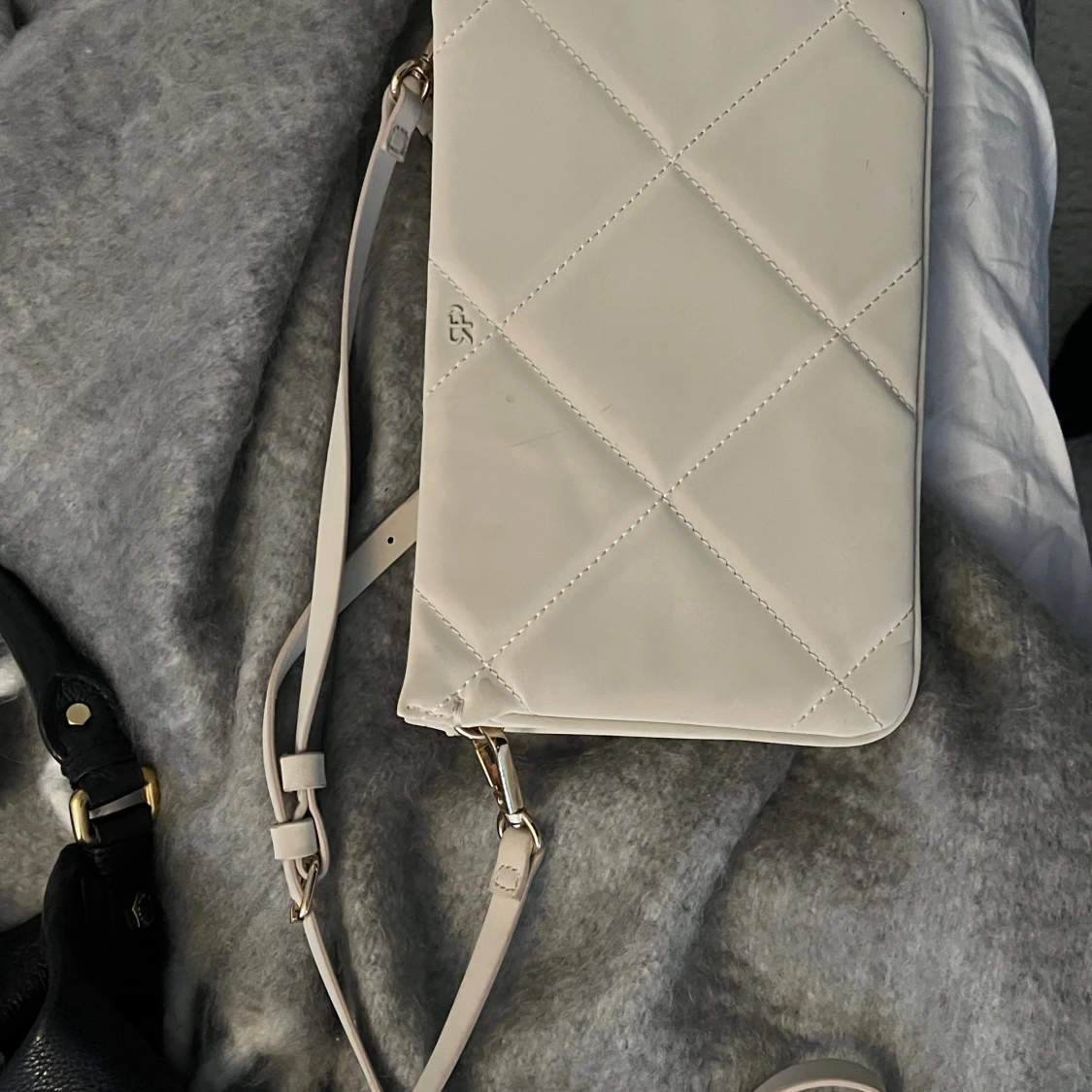 Beige quiltad axelväska ( vet ej märket!!! ) - 1