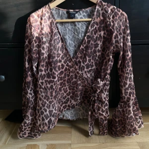 Leopard topp - Extremt snygg leopard mönstrad blus från monki men större fladdriga ärmar som går att justera vid midjan, säljer då den ej kommer till användning 