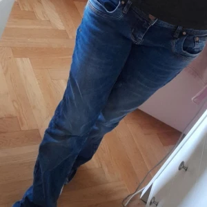 Blå LTB valerie jeans W28 L30 - Säljer ett par klassiska blå jeans med normal passform och raka ben. Jeansen har fem fickor, bälteshällor och stängs med knapp och dragkedja. Perfekta för dig som gillar en tidlös look och vill ha ett par bekväma jeans till vardags.