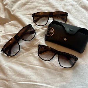 Ray-Ban bruna solglasögon - Säljer tre par snygga Ray-Ban solglasögon med bruna bågar och tonade linser. Klassisk Wayfarer-form som passar till de flesta stilar. Kommer med original svart fodral med Ray-Ban-logga. Perfekt accessoar för soliga dagar. 400kr styck 