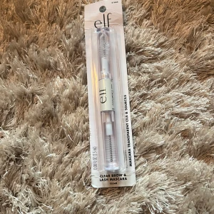 e.l.f. Clear Brow & Lash Mascara - Transparent mascara för både ögonbryn och fransar från e.l.f. Kommer i en dubbeländad tub med två borstar, perfekt för att forma och fixera bryn och fransar. Färgen är helt klar och formulan är lätt och smidig att applicera.
