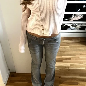 Lågmidjade jeans  - Säljer ett par snygga låg midjade i say jeans, De är sydda lågmidjade av en skräddare. Säljer de pga att de har blivit korta.                            Midjemått rakt över: 36                   Innerbenslängd: 68,5                                                      (Inga defekter)                                                                   Använt fåtal gånger                                                         Original pris: 1000 (köpte  i Gotland) 