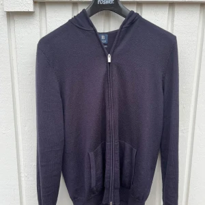 Zip hoodie merinoull  - Snygg zip hoodie från boggi Milano. Sparsamt använd, litet hål i ärmen men som lätt går att laga och inget man lägger märke till. Hör gärna av dig vid frågor 🙌. Prutbar vid snabb affär!                                                                  Nypris: 1800kr