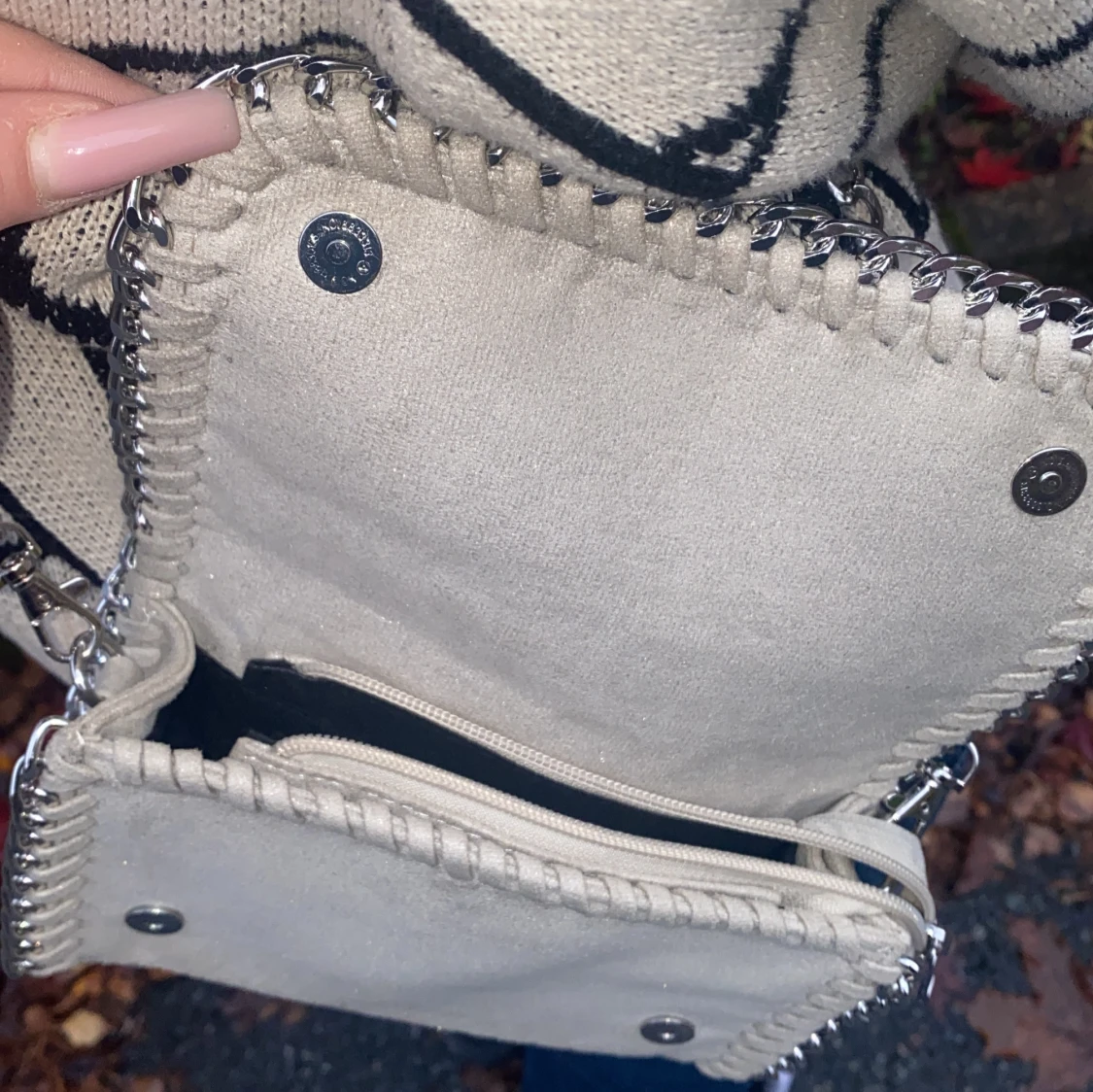 Beige axelväska från Tiamo med kedja - 1