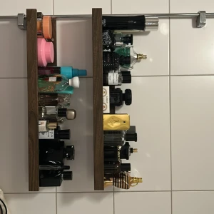 Flera parfymer för samlare - Samling av populära parfymer från olika märken, både dam och herr. Perfekt för dig som vill testa nya dofter eller hitta din favorit. Flera ikoniska flaskor syns, bland annat Jean Paul Gaultier och Paco Rabanne. Volymer och ingredienser varierar mellan flaskorna.