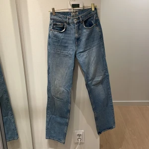 Ljusblå raka jeans | Gina Tricot - Ljusblå jeans från Gina Tricot med klassisk femficksmodell och raka ben. Jeansen har hög midja och är tillverkade i bomullsdenim. Storlek 34 💙