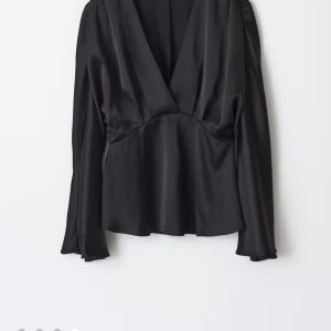 Svart omlottblus i satin - Söker denna topp från Gina