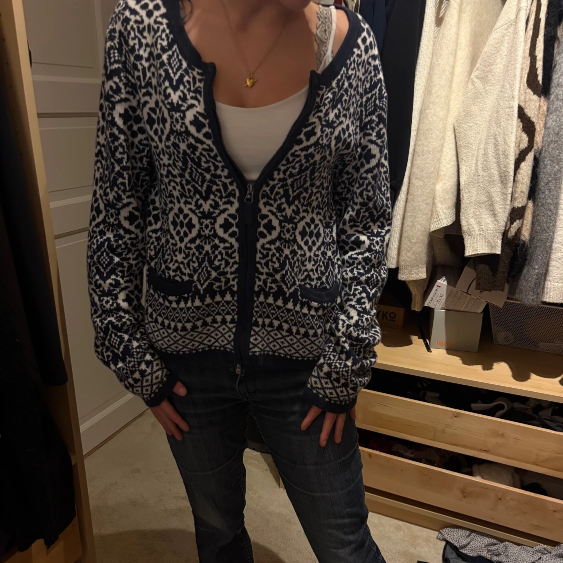 Mönstrad blåvit kofta med dragkedja