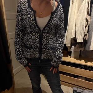 Mönstrad blåvit kofta med dragkedja - Säljer en snygg kofta i blått och vitt med klassiskt mönster och dragkedja framtill. Koftan har två små fickor och långa ärmar. Perfekt för dig som gillar stickade plagg med nordisk vibe. Pris kan diskuteras 