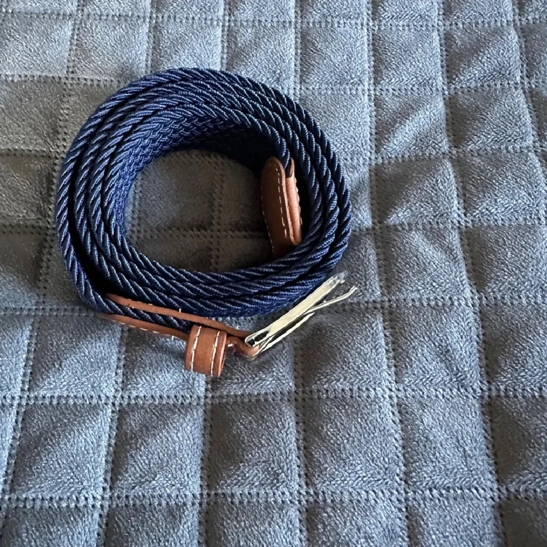 Mörkblå flätat bälte med skinn 105 cm - 1