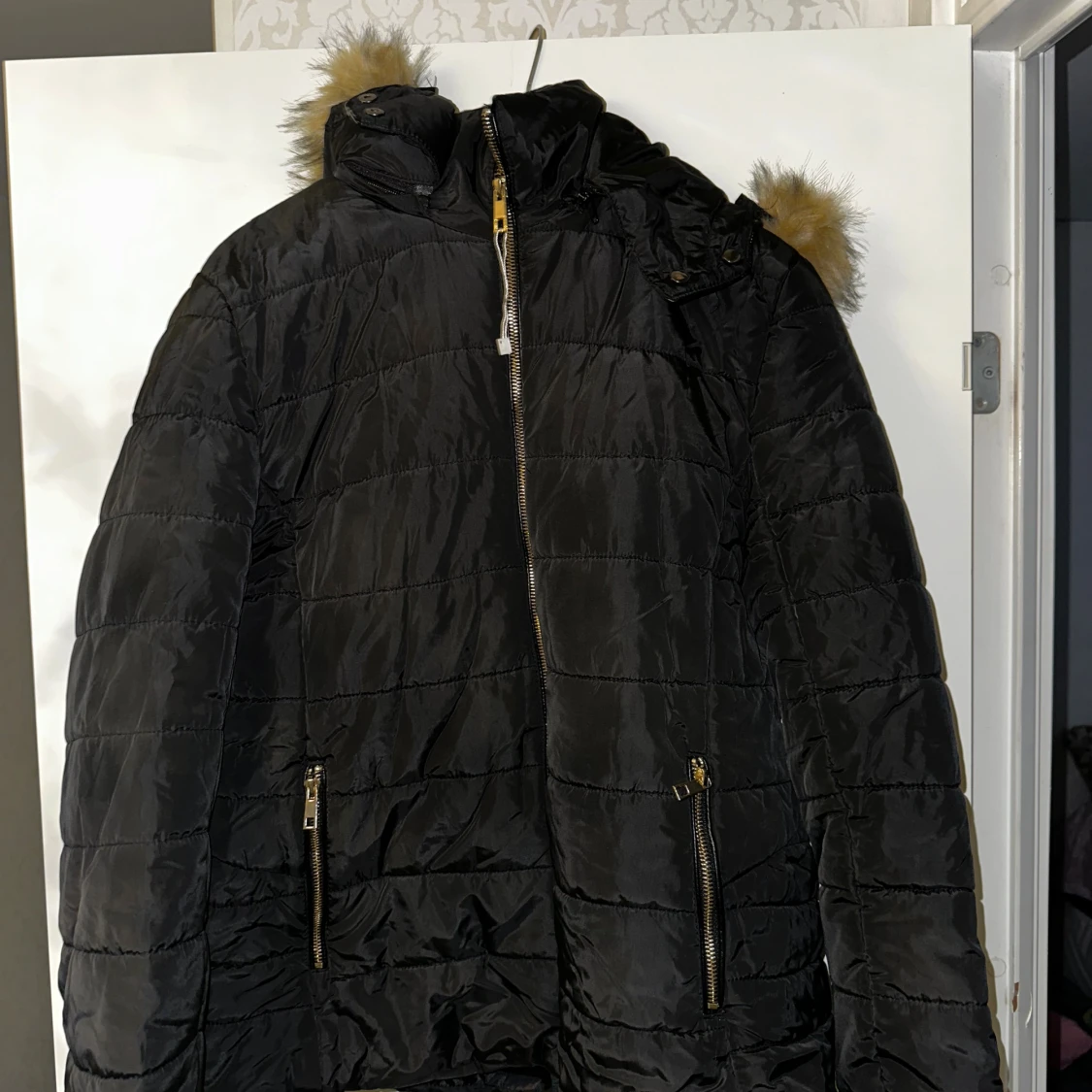 Svart pufferjacka med fuskpäls