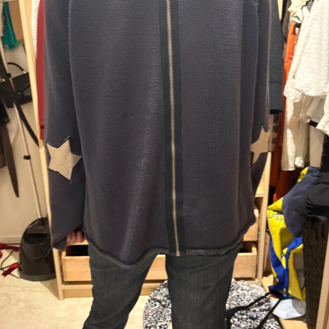 Blå stickad tröja med stjärndetaljer