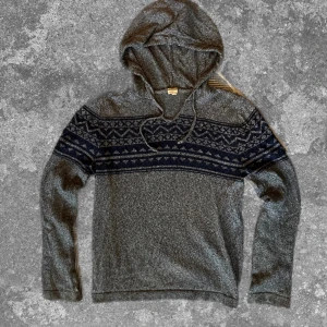 Stickad hoodie med mönster  - Trendig och stilren perfekt nu i det kylliga vädret! A: ca 49cm B: ca 50cm C: ca 43cm D: ca 61cm 