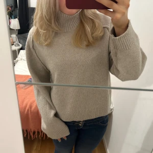 Beige polotröja från H&M - Mysig beige polotröja från H&M med ribbade muddar och hög krage, nyskick!🥰