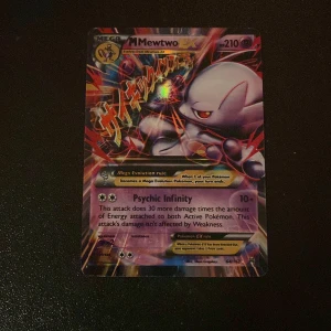 M Mewtwo EX - Coolt och färgstarkt Pokémonkort med M Mewtwo EX! Perfekt för samlare och fans av Pokémon. Kortet har en häftig design och är en favorit bland unga tränare. Ett måste för dig som vill ta din samling till nästa nivå!