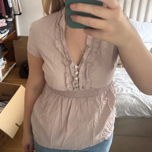 Ljusrosa blus med volang - Ljusrosa blus med volanger 