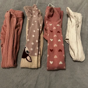 Strumpbyxor i blandat skick storlek 98-104 - ⚪️Barn som använt så skavanker finns alltid⚪️blandat skick därav priset