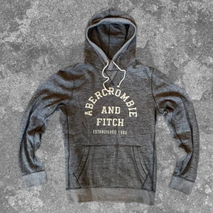 Grå trendig hoodie  - Stilren och trendig bra skick, skriv vid fundering ✌️A: ca 52cm B: ca 46cm C: ca 41cm D: ca 65cm! 