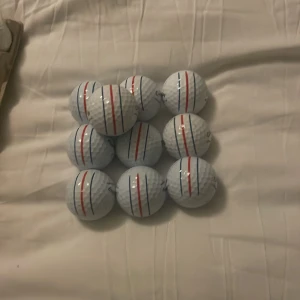 Callaway ERC Soft Golfbollar - Säljer 10 st Callaway ERC Soft golfbollar i nyskick. Bollarna har tydliga Triple Track-linjer för bättre sikt och puttning. Perfekta för dig som vill ha premiumkänsla och maximal prestanda på banan. Inga synliga defekter eller slitage.