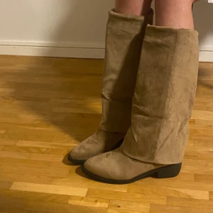 Begie boots  - Superfina Begie/khaki  boots i st 40, perfekt för hösten 🍂, helt nya💕