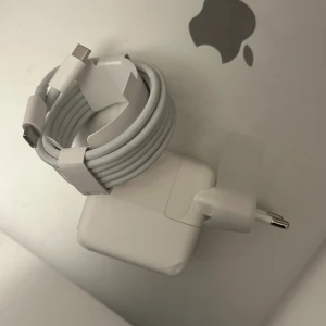 Apple USB-C Laddare och Kabel NY - Apple USB-C laddare och kabel ouppackad, perfekt för MacBook eller iPad. HELT NY! Originalprodukt med hög kvalitet och snabb laddning. Passar utmärkt för dig som behöver en extra laddare eller ersätta din gamla.