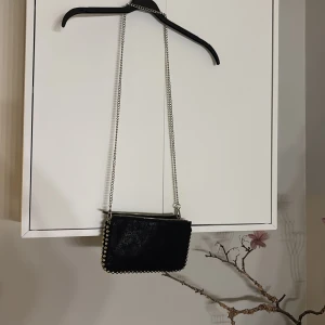 Svart väska från Zara  - Snygg svart väska från Zara. Använt typ 5 ggr! 