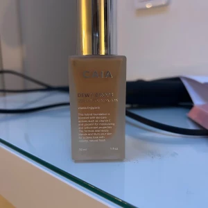 Dewy drops caia  - Dewy drops ifrån Caia i färgen 30w, lägger sig superfint men är tyvärr för mörk i färgen för mig, max 3 pump använt annars helt ny❣️