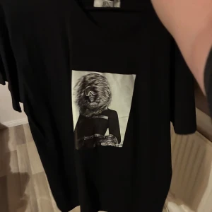 Svart t-shirt med coolt print - Bvaldi L