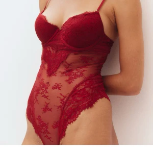 snygg body - fett snygg body med inbyggd BH  den har ett litet hål på sidan men solgården att sy igen men som inte märks så mycket. ❤️