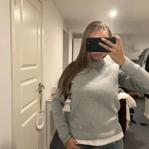 Grå stickad tröja - Enkel och snygg stickad tröja från Vero Moda i Storlek Xs! Bra skick❤️