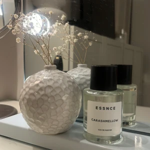 Essnce Carashmellow Eau de Parfum - Säljer denna populära parfym, aldrig använd fick hem den idag och säljer då jag beställde fel💗🤗 tveka inte att höra av vid funderingar 
