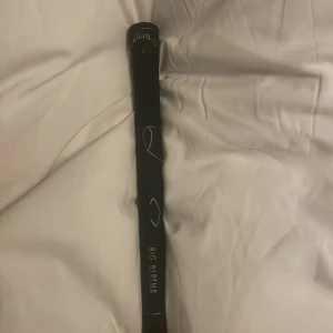 Callaway Big Bertha System 75 Ladies Flex Driver - Callaway Big Bertha System 75 driver med Ladies Flex. Snyggt rödblått skaft och lila klubbhuvud. Greppet ser fräscht ut och klubban är i gott skick, perfekt för damgolfare som söker en lättspelad driver.