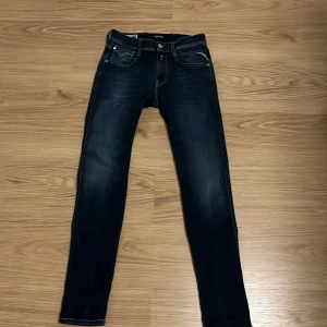 Replay Anbass slim  jeans mörkblå 28/32 - Snygga mörkblå Replay Anbass jeans i slim fit med klassisk femficksdesign och coola detaljer på bakfickorna. Jeansen har en smal passform och är tillverkade i stretchigt denim för extra komfort. Perfekta för dig som gillar en modern och stilren look. Säljer dom här pågrund av att jag har växt ur dom. Inte alls använt många gånger därför säljer jag dom för 449+frakt men pris kan diskuteras hör av er vid frågor😊