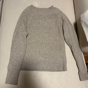 Beige/brun stickad tröja från Vero Moda - Mysig beige stickad tröja från Vero Moda i storlek XS. Har använt tröjan några gånger.  pris kan ändras 
