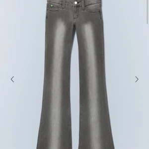 Grå weekday jeans - Säljer mina snygga grå jeans med bootcut ifrån weekday.
