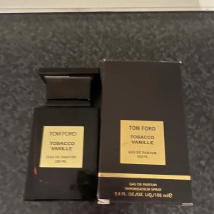 Tom Ford Tobacco Vanille 100ml - Tom Ford Tobacco Vanille Eau de Parfum, 100 ml. Lyxig och ikonisk parfym med stilren design, perfekt för dig som vill sticka ut och ge din look en exklusiv touch. Runt 90ml kvar och den luktar exakt likadant som en äkta. 