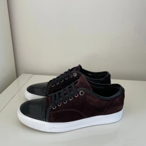 Vinröda Lanvin cap toe   - Säljer nu dessa Vinröda lanvin cap toe som är i super bra skick där sulan är tillfixad för att dem ska se extra fräscha ut, uk 5 som motsvarar 39-40, skriv för fler bilder/frågor🙌🏼