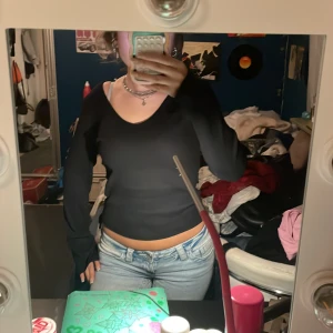 Svart långärmad topp - Svart v-ringad topp med vida ärmar i storlek s☺️☺️