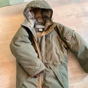 Olivgrön dunjacka från Columbia  - Riktigt fet jacka från kvalitativa märket Colombia perfekt till vintern | Mycket bra skick | skriv vid funderingar och dkicka gärna bud!🍂