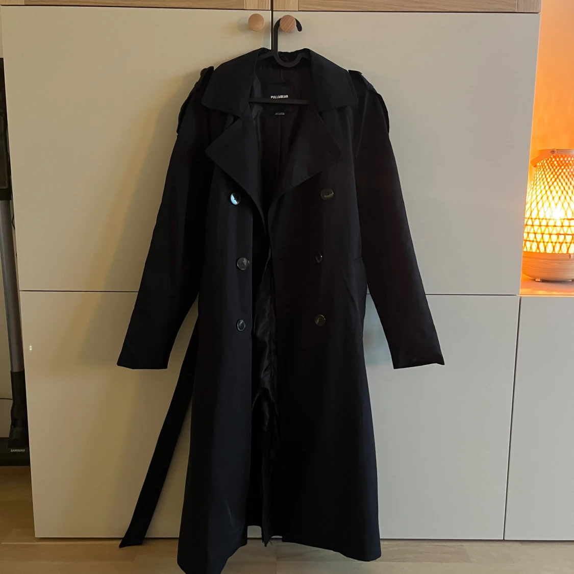 Svart trenchcoat från Pull&Bear