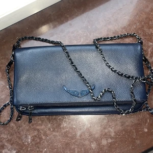 Zadig voltar handväska  - Säljer min super fina handväska från Zadig voltar. Endast använd ett par fåtal gånger, och den har inga skador!💙💙