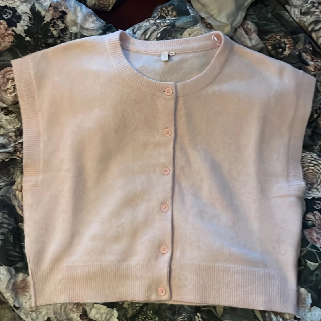 Ljusrosa stickad väst från Nelly