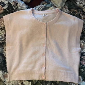 Ljusrosa stickad väst från Nelly - Ny stockad väst i ljusrosa 