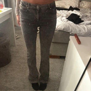 Flare low jeans från grunt  - Säljer nu mina low flare jeans i storlek 29 från märket grunt. Köpta från junkyard förra vintern men har inte kommit till användning alls. Modellen heter ”Texas low flare grey”. STORLEK 29