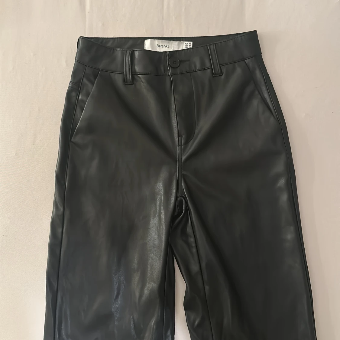 Svarta skinnbyxor från Bershka XS