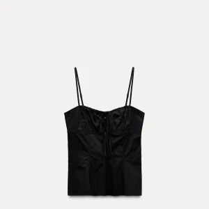 Svart topp från Zara - Säljer en svart linnetopp från Zara med tunna axelband och snygg snörning framtill. Toppen har en rak passform och är tillverkad i ett mjukt syntetmaterial som känns skönt mot huden, toppen är aldrig använd har prislapp kvar. Perfekt att styla med jeans eller kjol.🖤